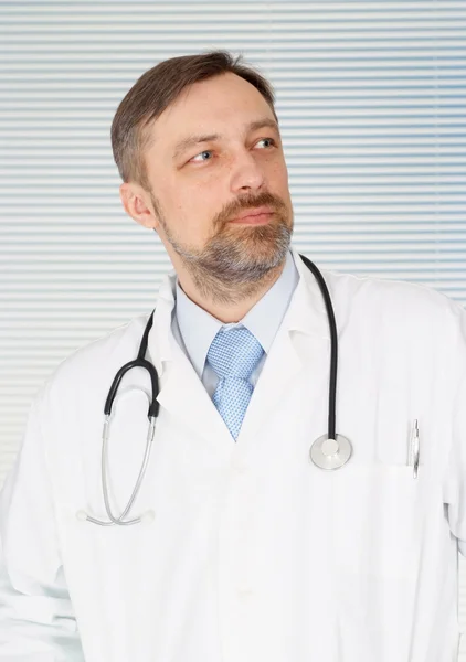 Nachdenklicher Doktor in seinem Büro — Stockfoto
