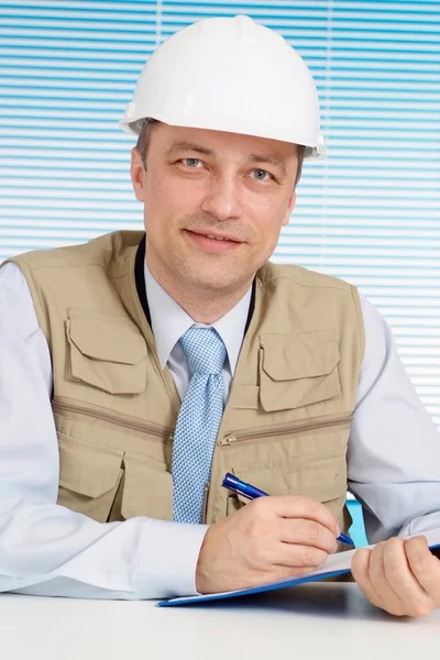 Buen hombre trabajando en el casco de construcción — Foto de Stock