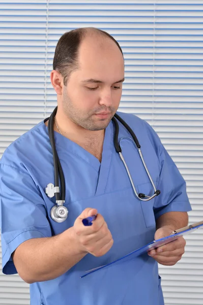 Mavi üniformalı bir doktor portresi — Stok fotoğraf