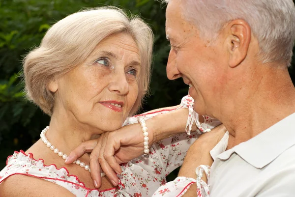 Söt äldre par i stan — Stockfoto