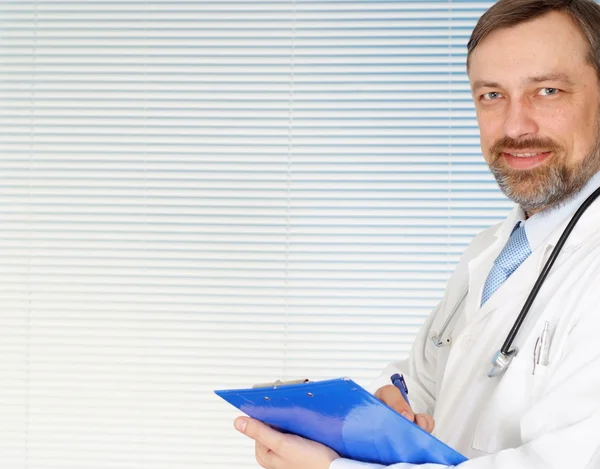 Attraktiver Doktor in seinem Büro — Stockfoto