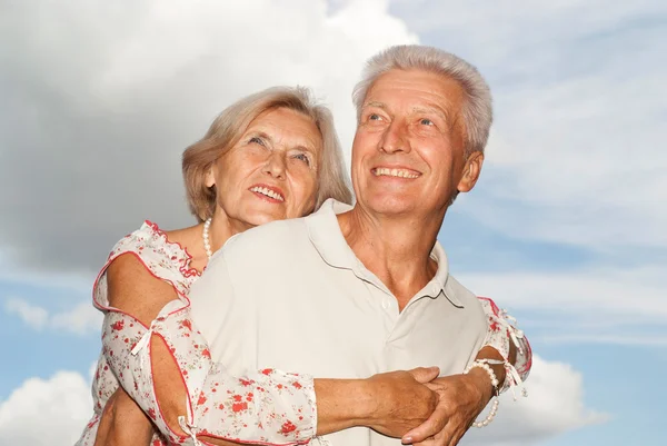 Sonriente pareja de ancianos fue a la naturaleza — Foto de Stock