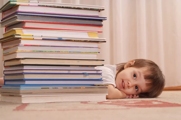 Barnet med en bok — Stockfoto