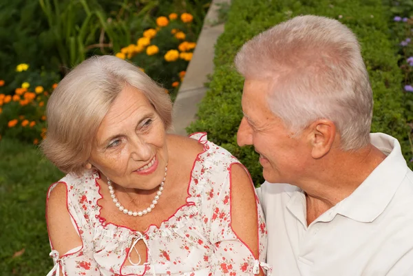 Good-looking elderly couple in the park — Stock Photo, Image