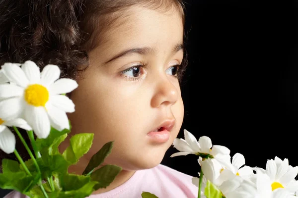 Jeune fille avec des fleurs — Photo