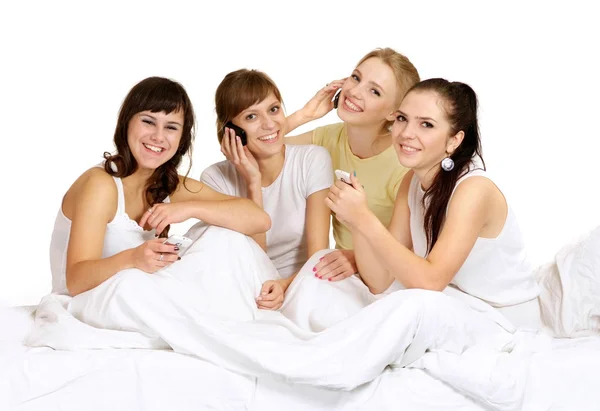 Vier schöne junge Mädchen sitzen — Stockfoto