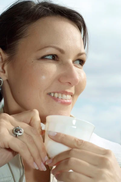 Mooie brunette met een kopje koffie — Stockfoto