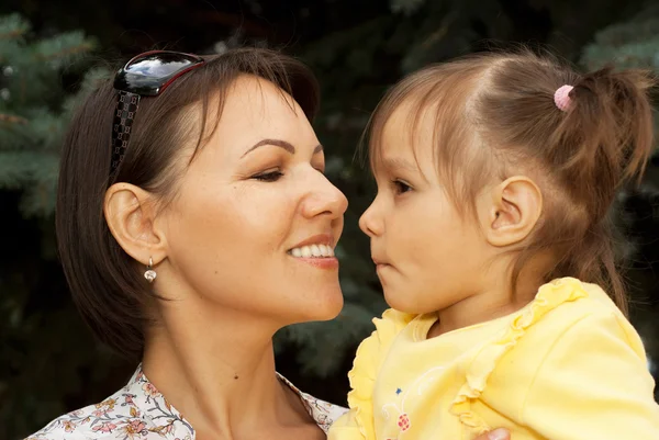 Sympothetic mother and daughter in the forest — Stock Photo, Image