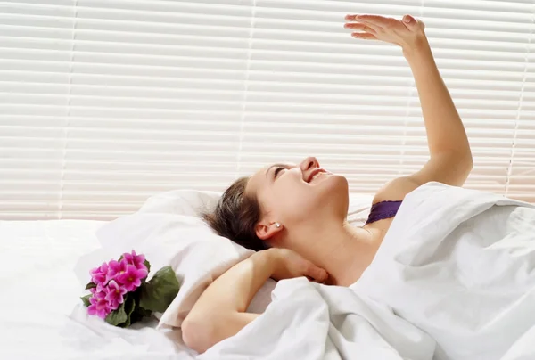 Bonita senhora caucasiana deitada em uma cama de flores — Fotografia de Stock