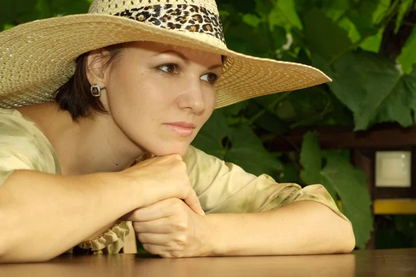 Mooie vrouw zitten op de veranda — Stockfoto