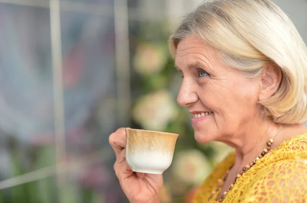Aardige oudere vrouw het drinken van thee — Stockfoto