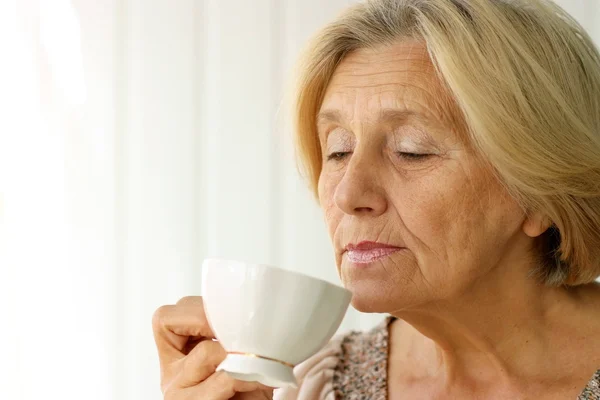 Retrato de una hermosa anciana — Foto de Stock