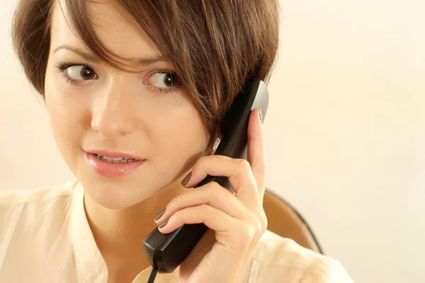 Mujer y teléfono en un beige —  Fotos de Stock