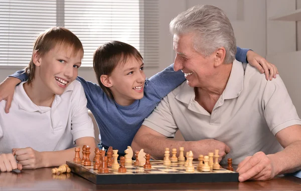 Két fiú és nagyapja sakkozni — Stock Fotó