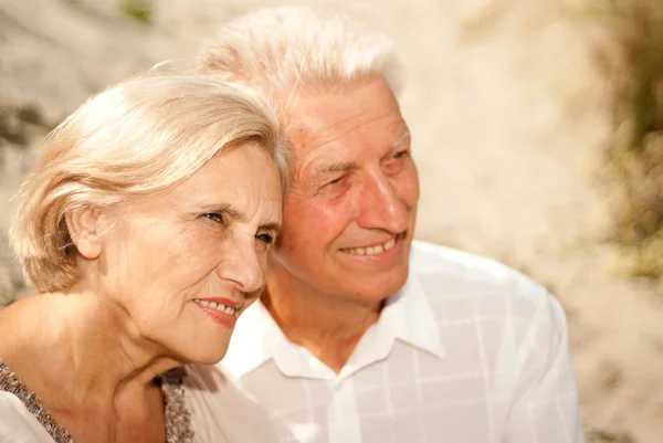 Ausgelassenes Paar verbrachte Wochenende zusammen — Stockfoto