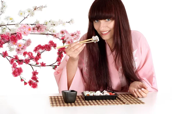 Schöne Mädchen essen Sushi — Stockfoto
