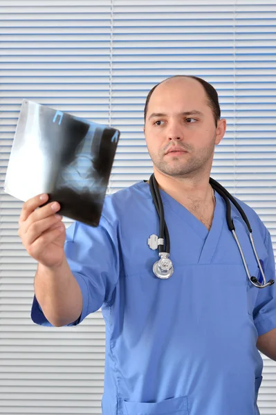 Porträt eines Arztes in blauer Uniform — Stockfoto