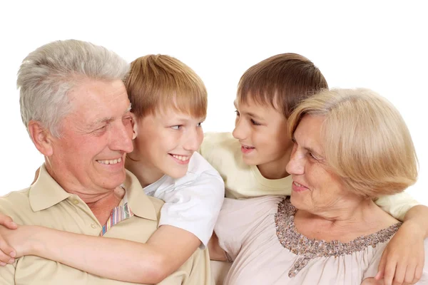 Дедушка и бабушка со своими очаровательными внуками — стоковое фото