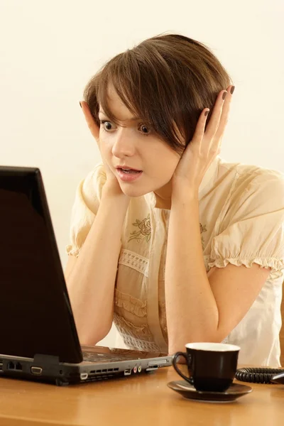 Mooi meisje met een laptop — Stockfoto