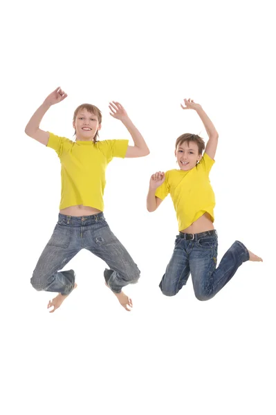 Два маленьких мальчика прыгают — стоковое фото
