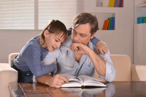 Vader en zoon zittend op de Bank — Stockfoto