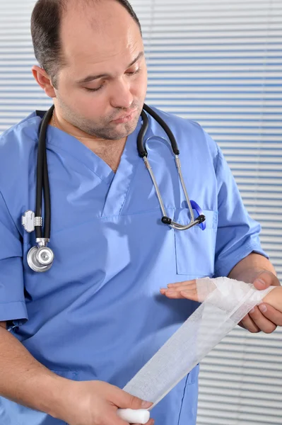 Médecin en uniforme bleu — Photo