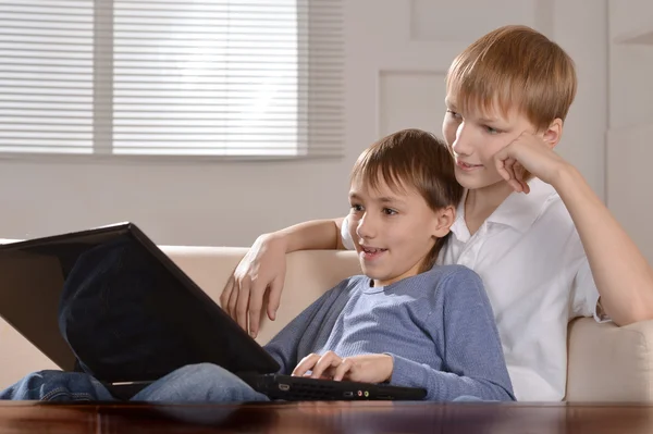 Meninos em um laptop — Fotografia de Stock