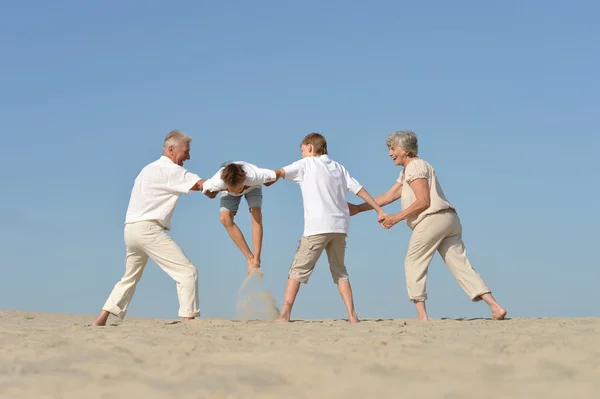 Famiglia giocare a piedi nudi — Foto Stock