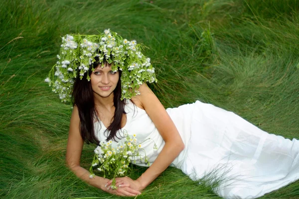 Agréable jeune fille avec une expression douce sur le visage — Photo