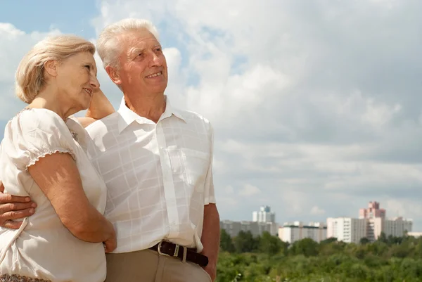 Dromen bejaarde echtpaar ging voor een wandeling — Stockfoto