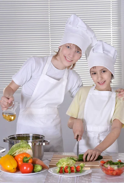 Jungen bereiten Abendessen zu — Stockfoto