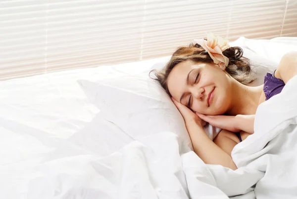 Mulher branca agradável dormindo na cama — Fotografia de Stock