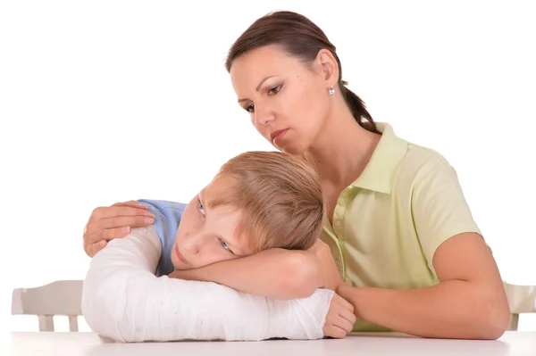 Mom and son with a broken arm — Stock Photo, Image