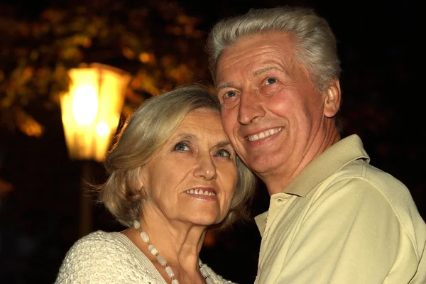 Glückliches älteres Paar in der Nacht — Stockfoto