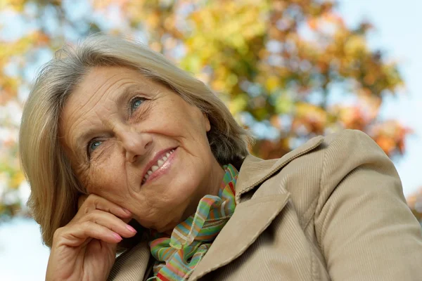 Pěkná stará žena na podzimní přírody — Stock fotografie