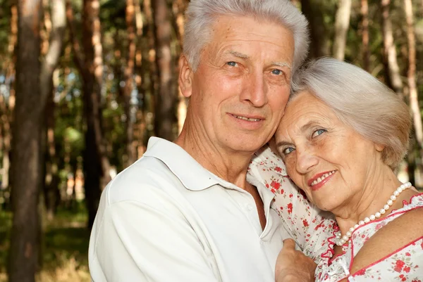 Couple âgé mignon dans la forêt — Photo