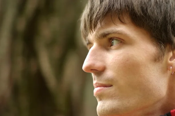 Retrato de um homem bonito na natureza — Fotografia de Stock