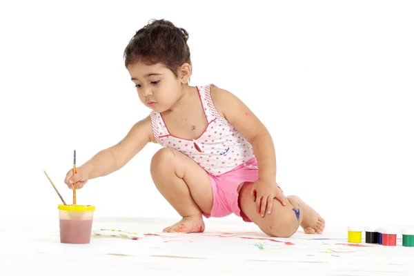 Девушка рисует на полу — стоковое фото