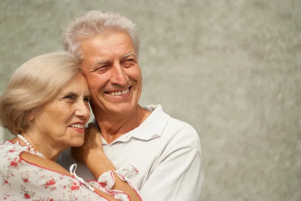 Sympthetic elderly couple in the town — Stock Photo, Image