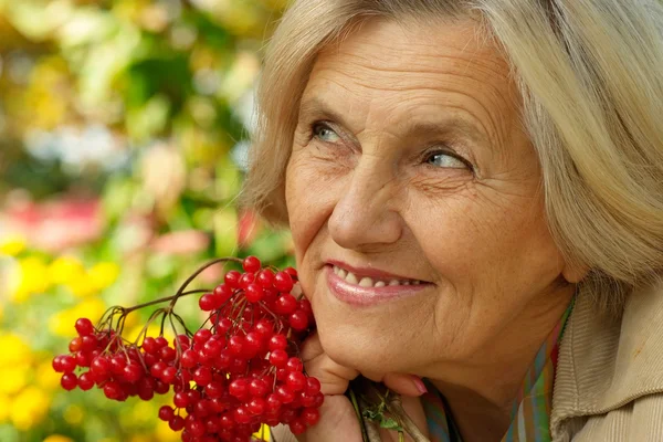 Bella vecchia donna che tiene un sorbo — Foto Stock