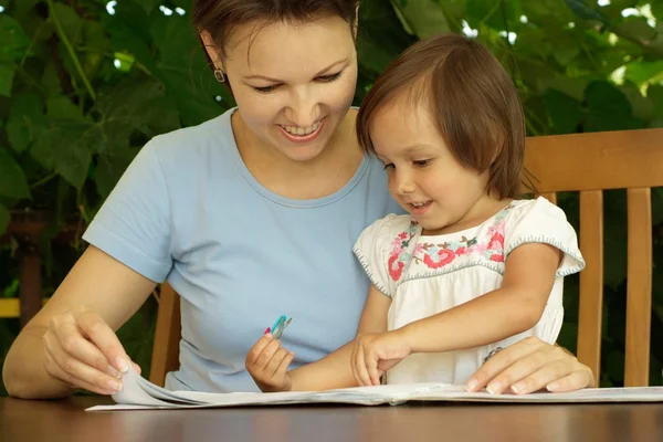 Aantrekkelijke familie zit op de veranda — Stockfoto