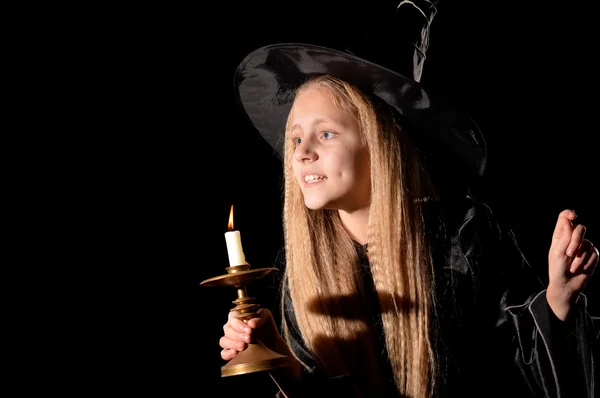Девушка в костюме ведьмы — стоковое фото