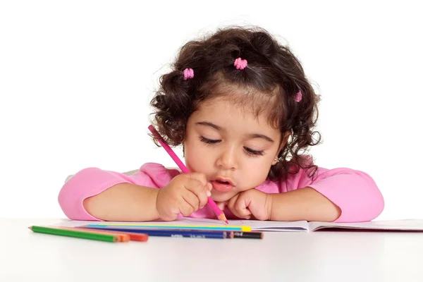Довольно маленькая девочка рисует — стоковое фото