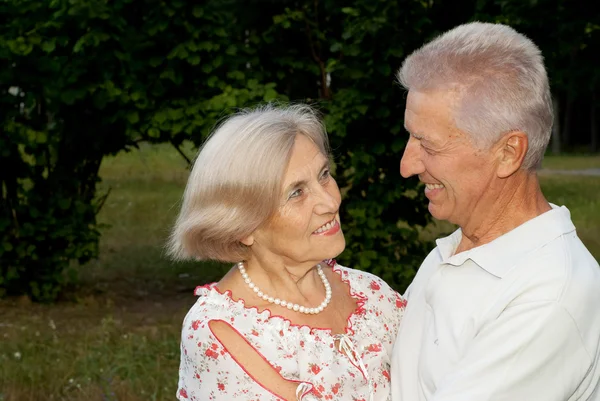 Édes idős házaspár a kertben — Stock Fotó
