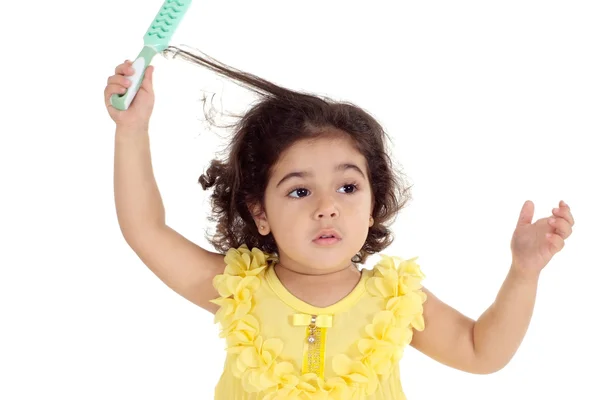 Menina em um vestido amarelo posando — Fotografia de Stock