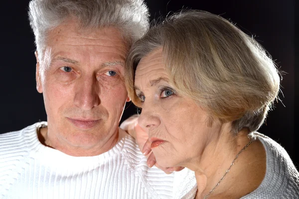 Bejaarde echtpaar omarmen — Stockfoto