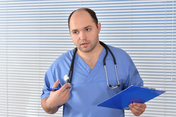 Portréja egy orvos a kék egységes — Stock Fotó
