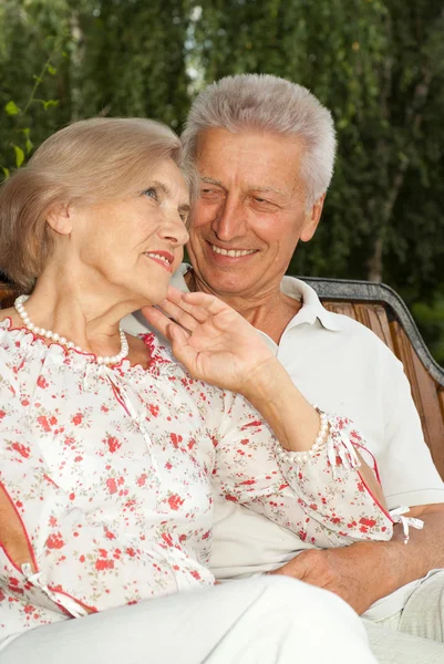 Honey elderly people in the park — Stock Photo, Image