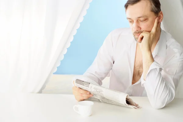 Hombre de lectura decidió relajarse — Foto de Stock