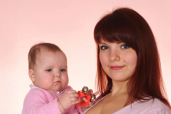 Une belle mère caucasienne avec sa fille — Photo